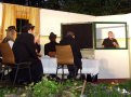 Die versammelte Verwandtschaft schaut sich Onkel Herrmanns (Karl-Heinz Noll) &bdquo;letzten Auftritt&rdquo; an