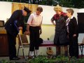 Eberhard (Erich Kramer), Elfriede und Ingeborg (Anneliese Range)  begutachten Klaus-Dieters Hose