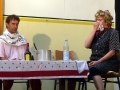 Elfriede (Andrea W�rtele) probiert die Taschent�cher f�r die Beerdigung aus