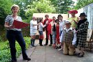 Unsere Darsteller bei &ldquo;Alles Paletti&rdquo;: (von links) Regisseurin Gisela Noll, Wolfgang Schilbe als Udo, Silvia Noll als Borbala, Gunter Ochs als Hans, Ingeborg Neumann als Hilde, Kristin Junghans als Biggi, Petra Wilhelm als Franzi, Karl-Heinz Neumann als Gisbert, Renate G�nst als Oma und Anneliese Range als Fiona von Fleckenstein