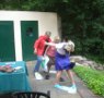 Franzi, Biggi und Hilde �ben den Entengang (Probe am 19.6.)