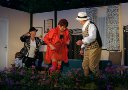 Oma (Renate G�nst) holt Gisbert zu sich ins Zimmer