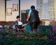 Oma (Renate G�nst) platziert die F��e von Fiona von Fleckenstein (Anneliese Range) auf dem Tisch