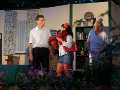 Udos (Wolfgang Schilbe, rechts) Internetbekanntschaft Borbala(Silvia Noll) ist angekommen und begr��t Hans (Gunter Ochs)