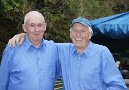 Helfer im Burggraben: Heinz Aubel und Geord Range