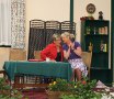 Franzi (Petra Wilhelm) erz�hlt Hildes (Ingeborg Neumann) Mann, dass sie nach Griechenland fahren wollen