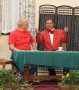 Hans (Gunter Ochs) tauscht sich mit  seinem Freund Udo (Wolfgang Schilbe) dar�ber aus, wie schwer es die M�nner doch haben