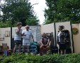 Hans und Udo stehen in Unterw�sche da
