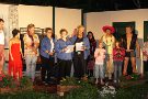 Regisseurin Gisela Noll und Souffleuse Marion Schilbe stellen die Schauspieler vor