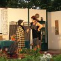 Fiona von Fleckenstein (Anneliese Range) wird von Oma (Renate G�nst) empfangen