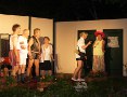 Oma (Renate G�nst) erscheint mit Zigarre